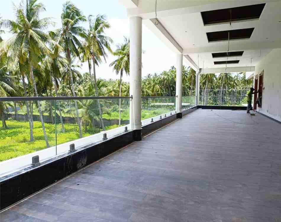Frameless Glass Sightline
